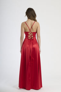 Vestito audace rosso, taglio maxi con dettagli drappati e apertura sul fianco, ideale per eventi formali.