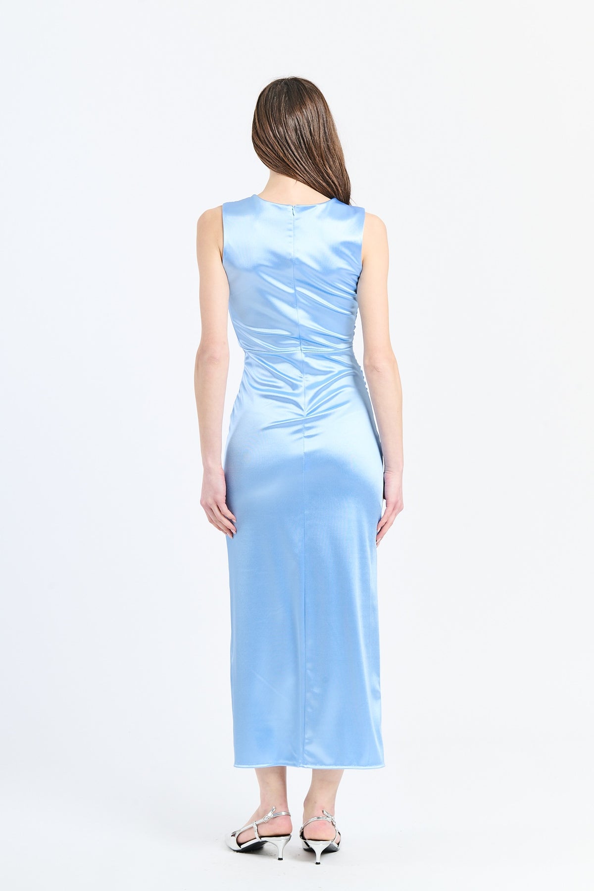 Vestito azzurro elegante con drappeggi sul busto e tessuto lucido