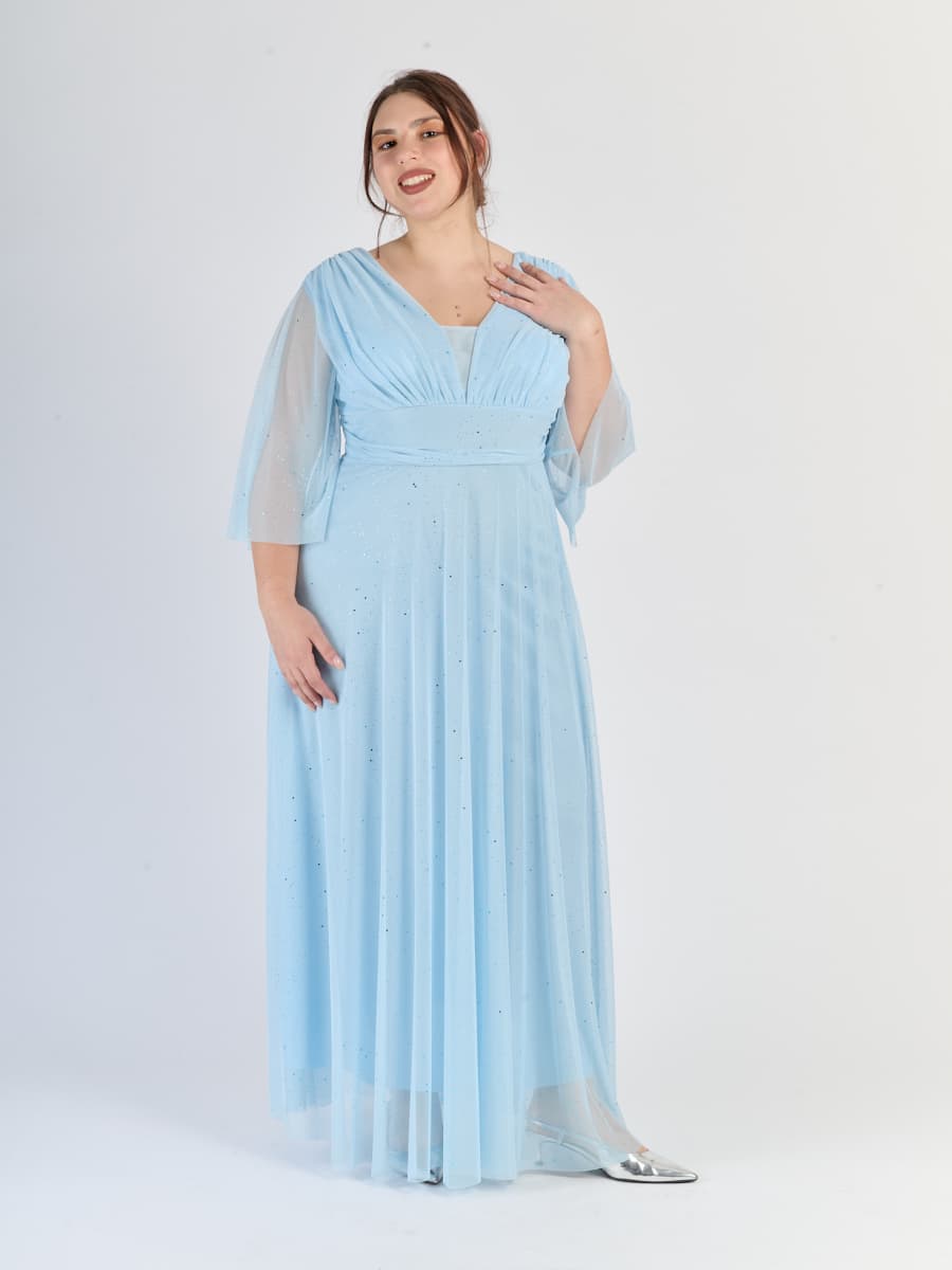 Vestito azzurro elegante, in tulle, con maniche chiffon e vita snodata, per un look raffinato.
