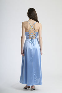 Vestito azzurro elegante in raso, taglio maxi con spalline sottili, ideale per eventi formali.