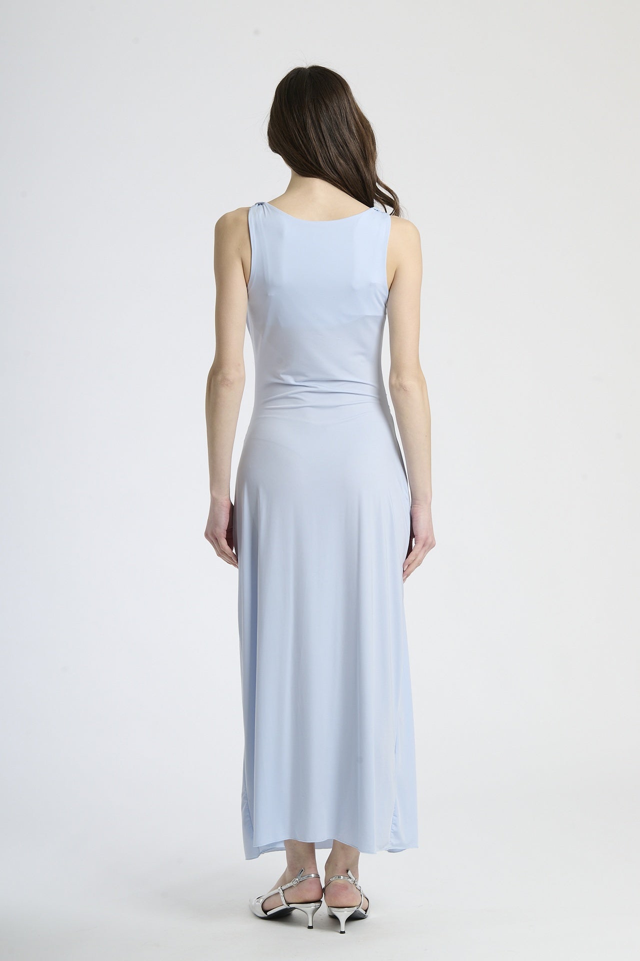 Vestito azzurro in jersey, taglio fluido e senza maniche, ideale per occasioni formali.