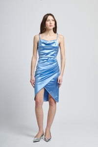 Vestito azzurro lucido, scollo cowl neck, apertura laterale, per serate sgargianti