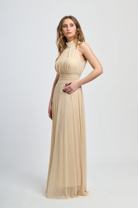 Vestito beige con puzzo e frange laterali, aspetto delicato per eventi.