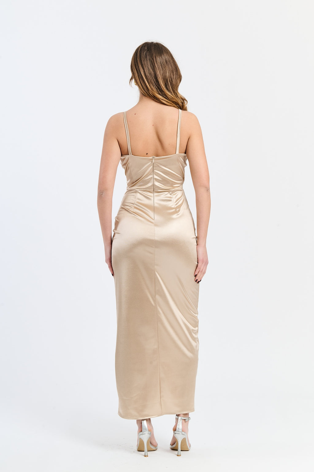 Vestito beige dritto, decolleté profondo, aperto laterale, per eventi formali