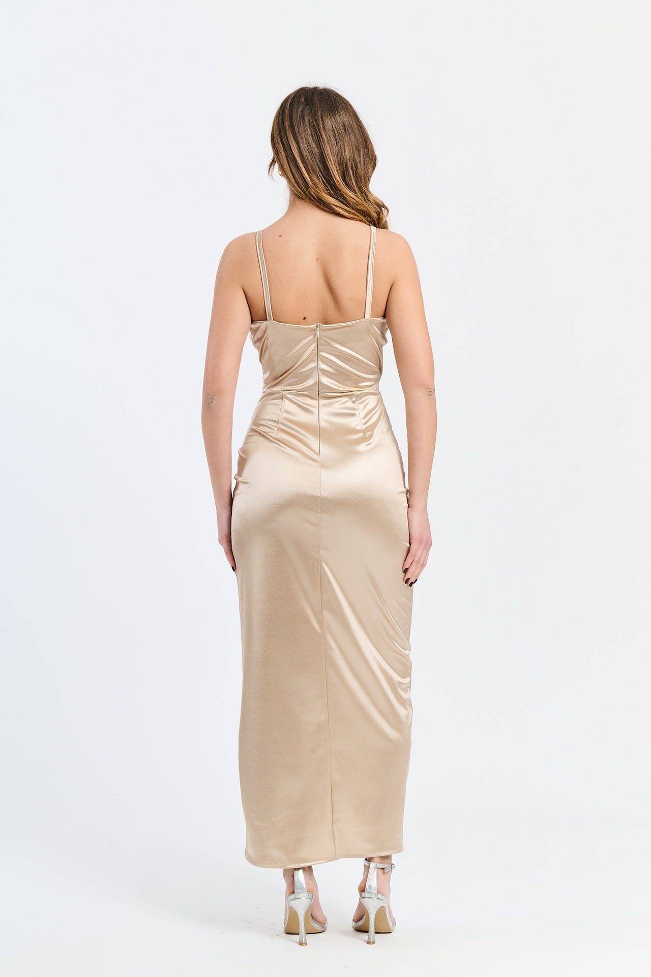 Vestito beige dritto, decolleté profondo, aperto laterale, per eventi formali