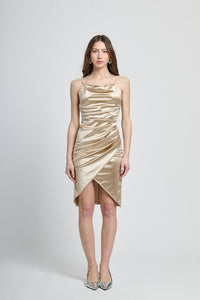 Vestito beige lucido, scollo cowl neck, apertura laterale, per eventi formali