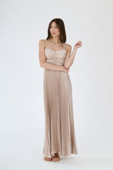 Vestito beige plissé con silhouette avvolgente e gonna dritta, ideale per eventi formali e serate sobrie.