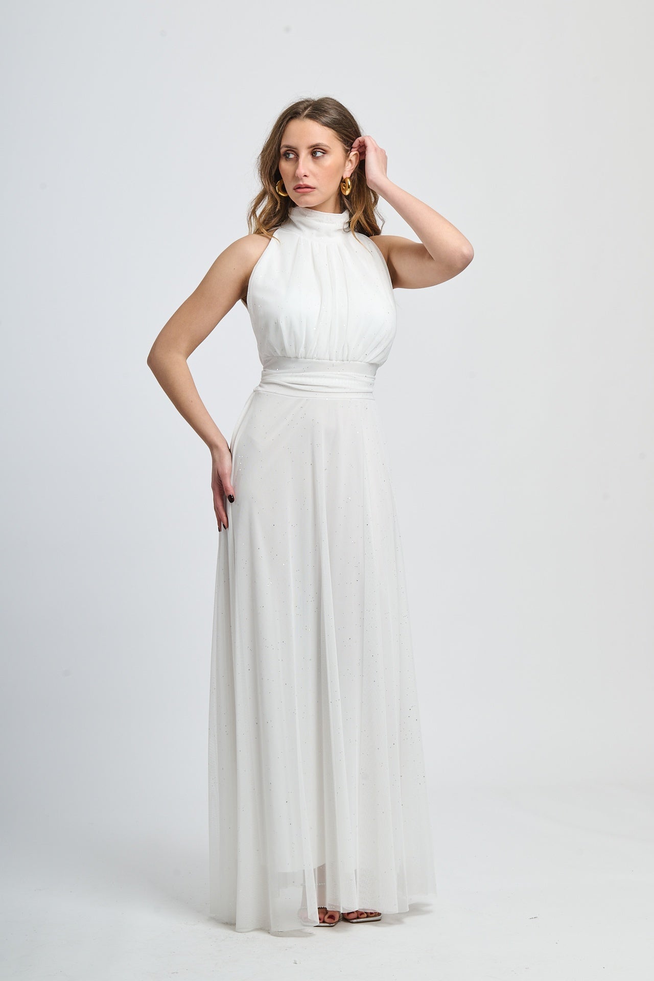 Vestito bianco con puzzo e frange laterali, aspetto delicato per eventi.