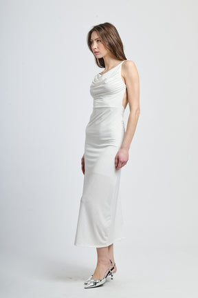 Vestito bianco corto con frange laterali, stile giovane e dinamico.