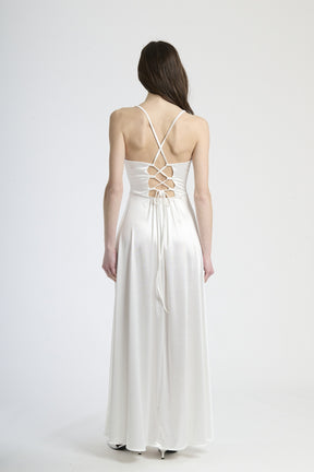 Vestito bianco da cerimonia, taglio maxi con dettagli drappati e apertura sul fianco, perfetto per matrimoni.