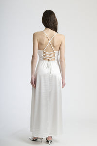 Vestito bianco da sposa in raso, taglio maxi con spalline sottili, perfetto per matrimoni.