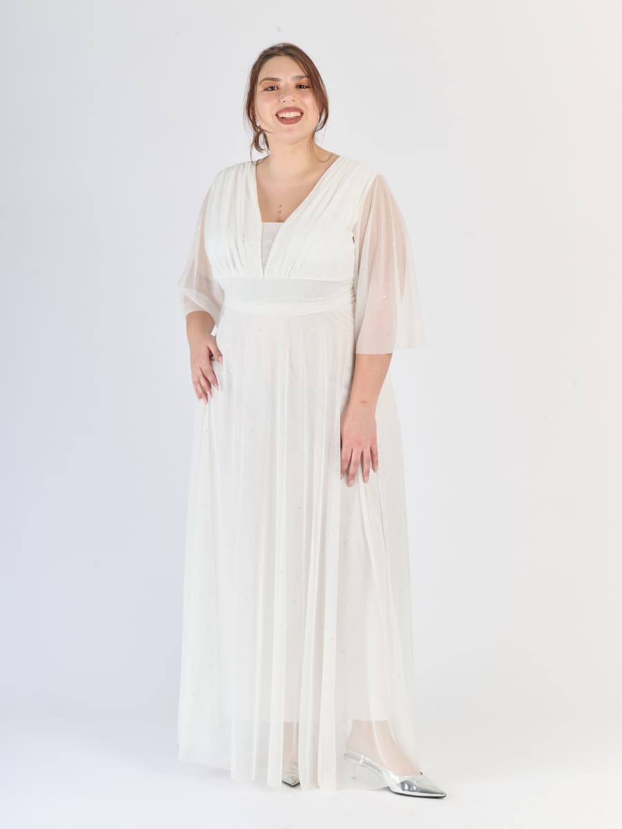 Vestito bianco elegante, in tulle, con maniche chiffon e vita snodata, per un look spazioso.