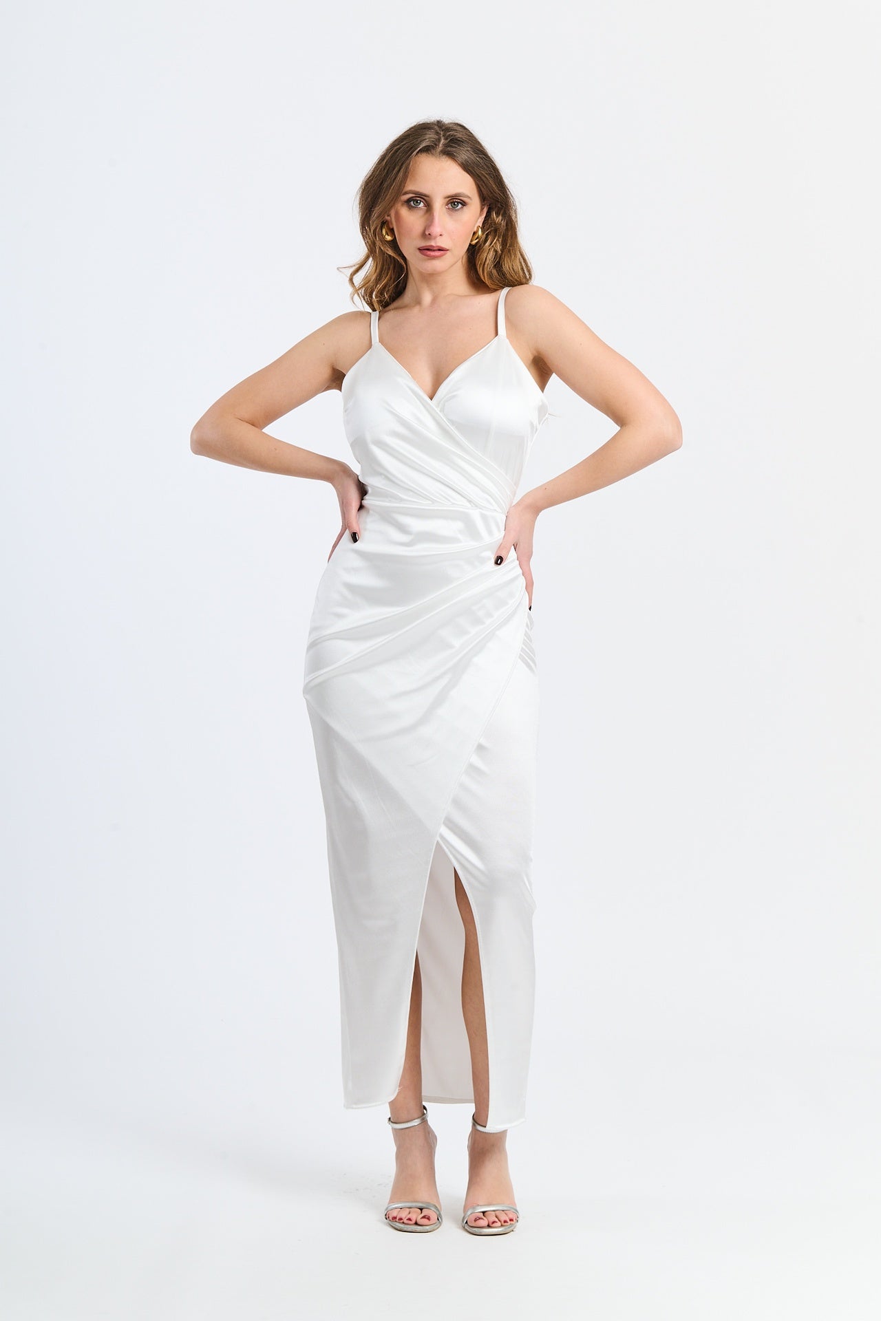 Vestito bianco elegante, decolleté profondo, aperto laterale