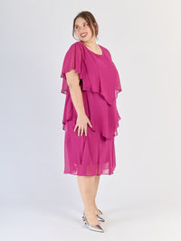 Vestito ciliegio da sera, silhouette avvolgente con strati e maniche svettanti