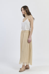 Vestito con gonna beige chiara e top senza spalline