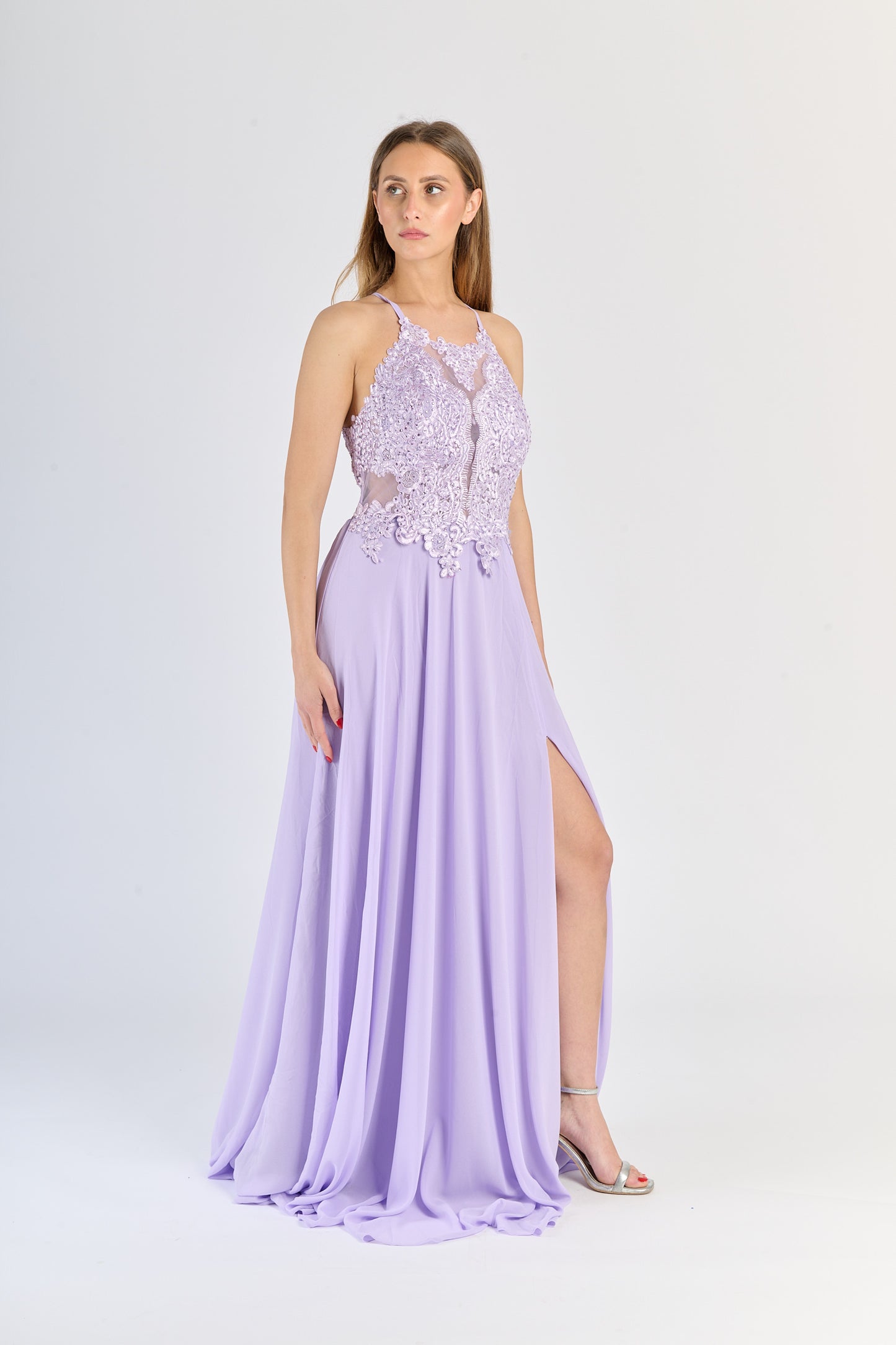 Vestito da cerimonia Lilla, chiffon leggero, pizzo raffinato e apertura stilosa