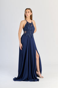 Vestito da cerimonia Navy, chiffon leggero, pizzo raffinato e apertura stilosa