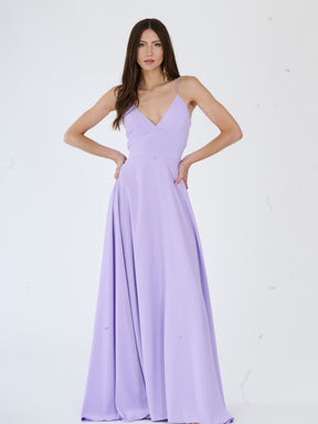 Vestito da sera lilla delicato con tessuto fluido e silhouette graziosa.