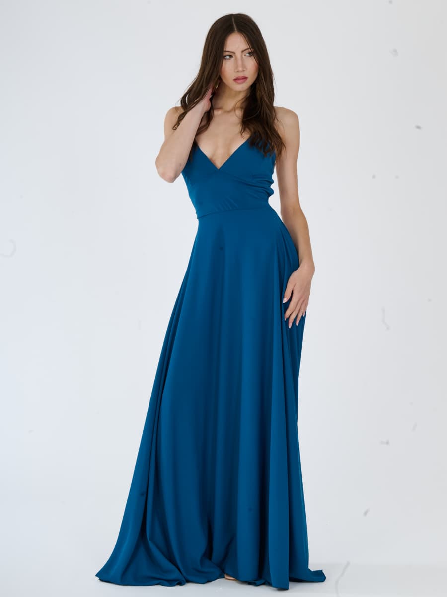 Vestito da sera ottanio brillante con tessuto fluido e silhouette allungata.