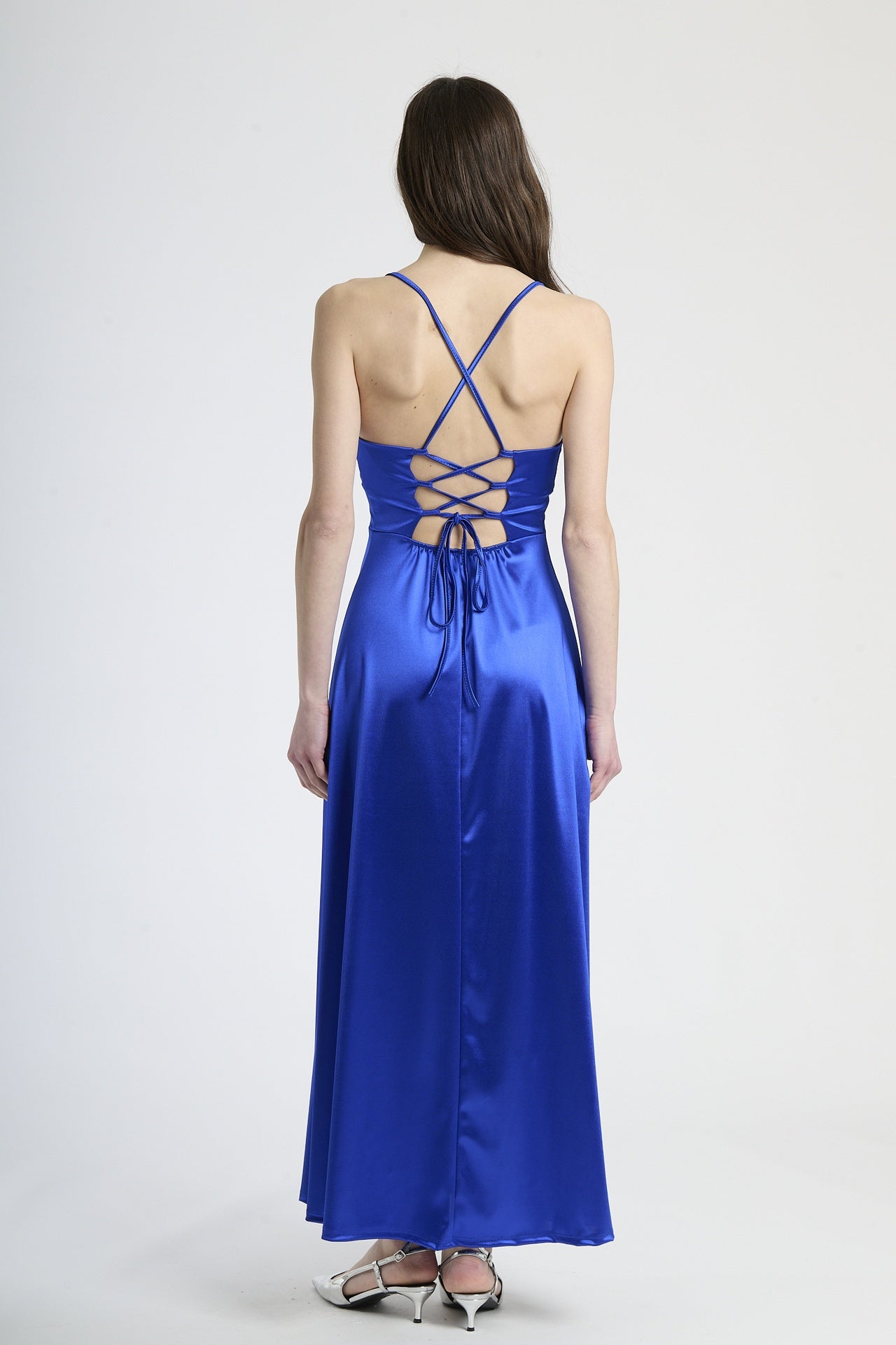 Vestito delicato bluette in raso, taglio maxi con spalline sottili, adatto per occasioni serali.