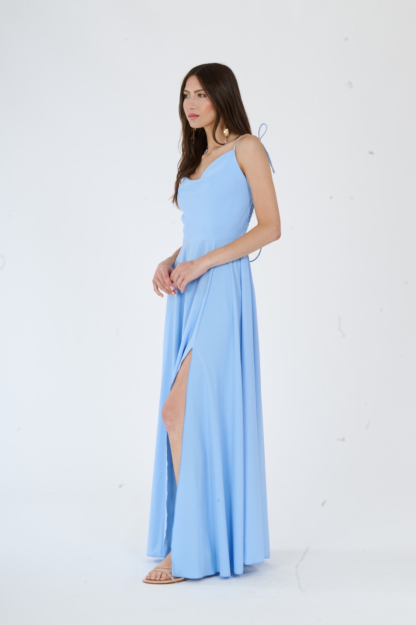 Vestito elegante azzurro con tessuto leggero e taglio avvolgente, adatto per serate speciali.