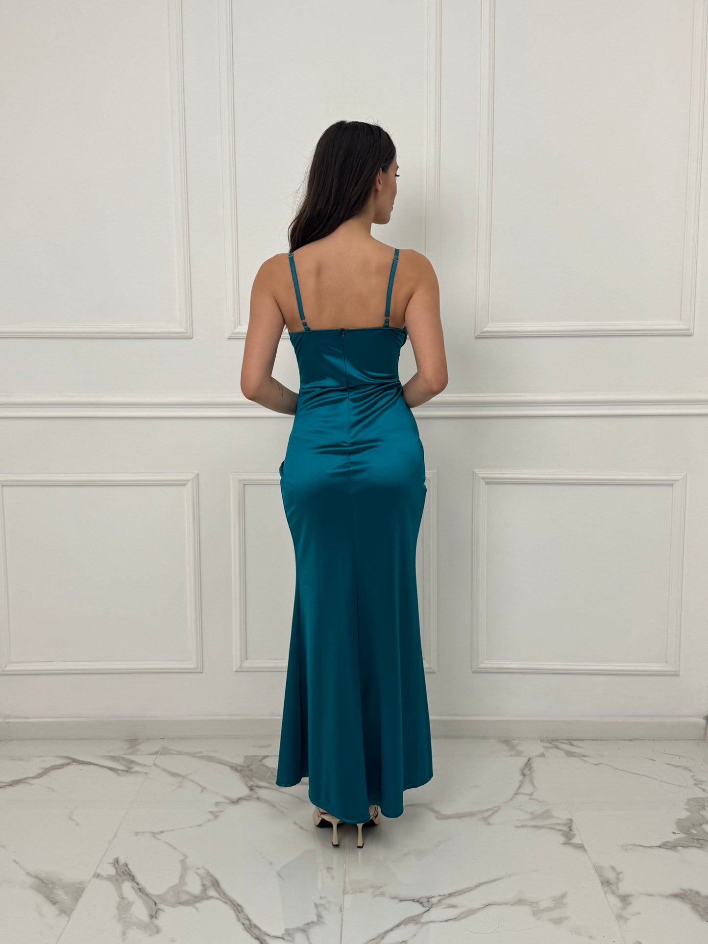 Vestito formale ottanio, tessuto liscio con dettagli stilizzati e apertura