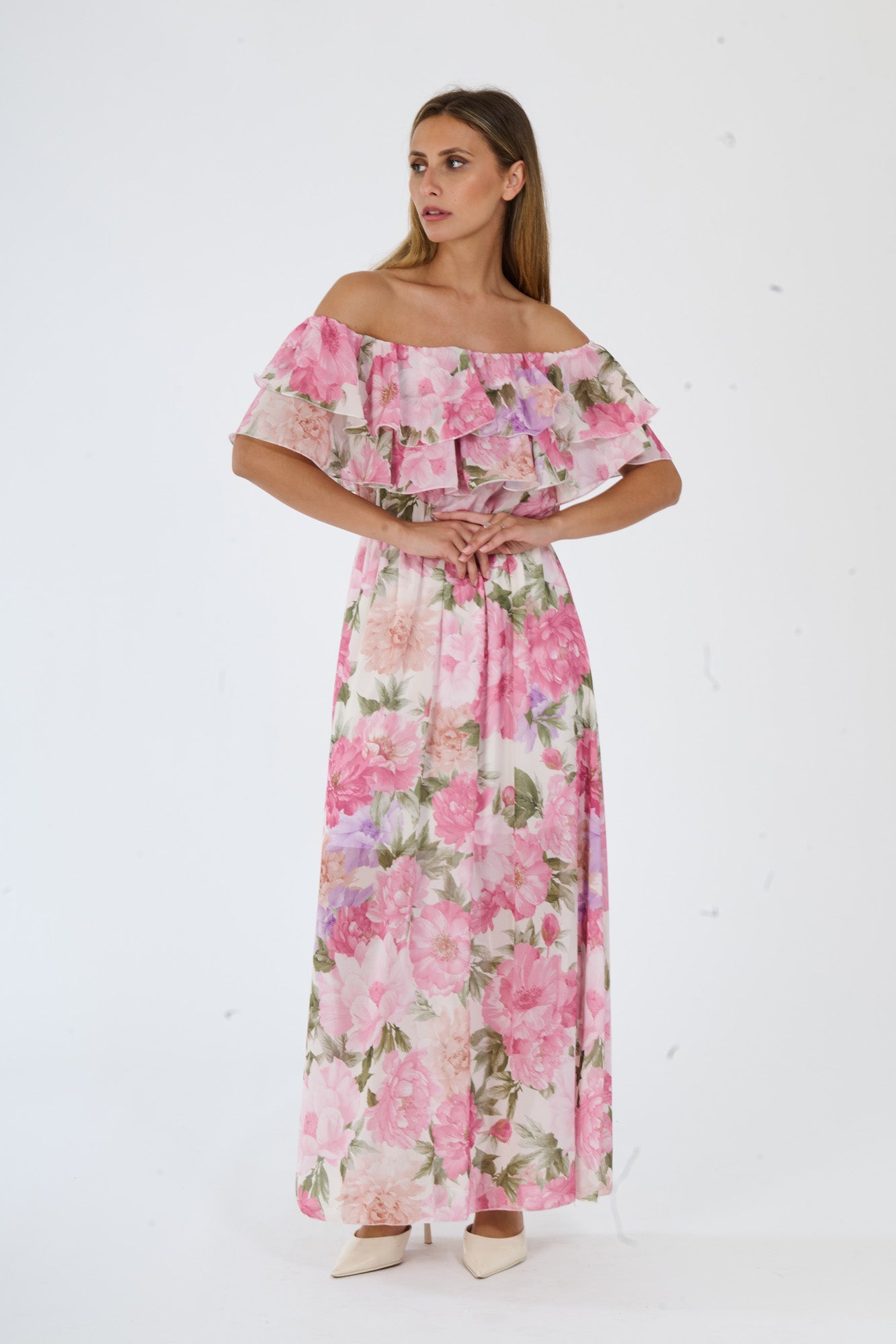 Vestito fuxia a fiori con taglio a bardot e gonna dritta, ideale per eventi formali e serate glamour.