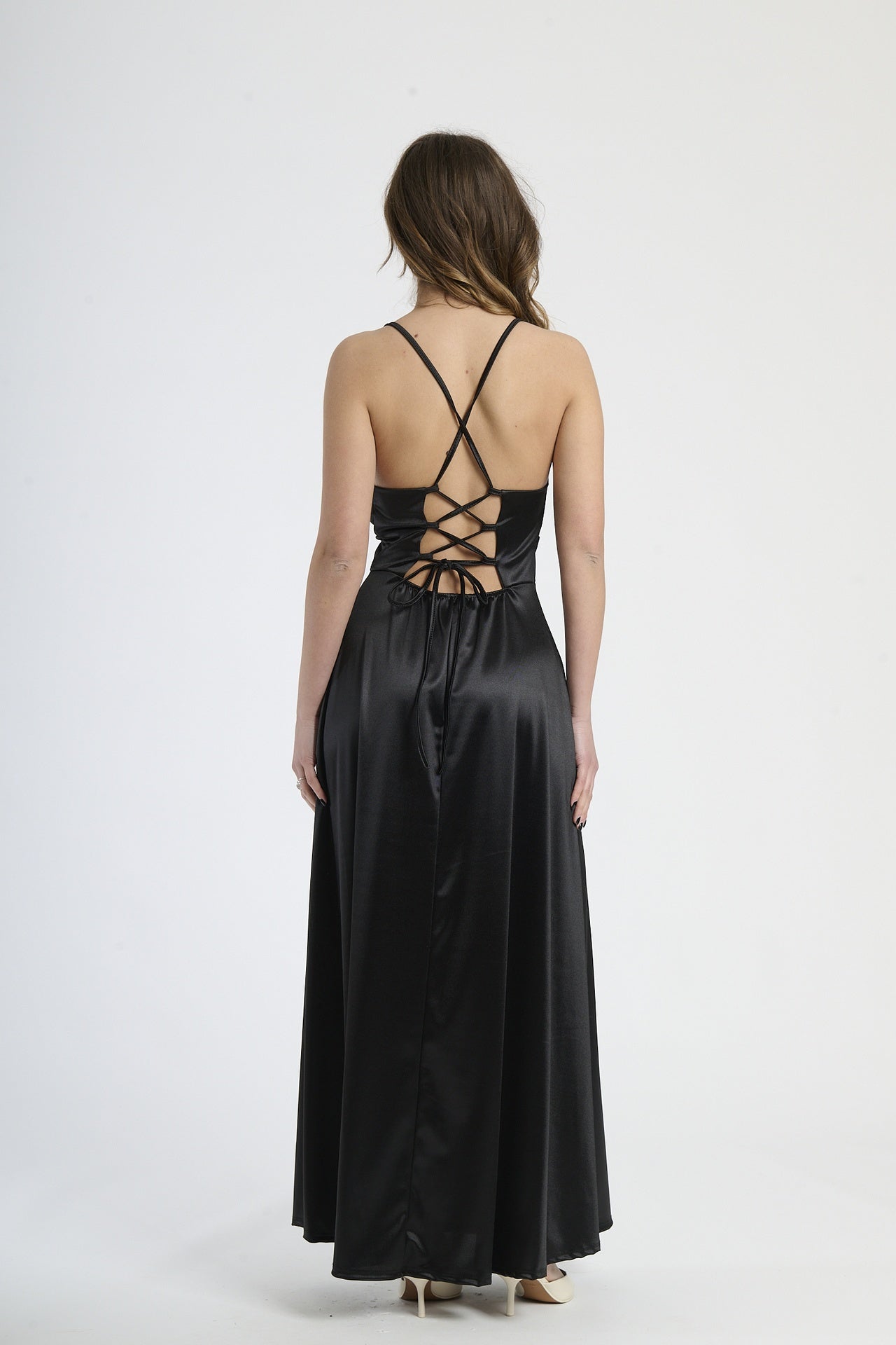 Vestito iconico nero in raso, taglio maxi con spalline sottili, ideale per serate notturne.