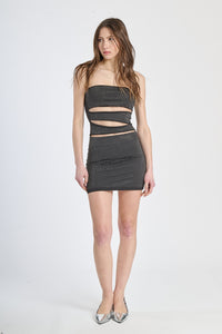 Vestito in seta, spalline sottili, apertura laterale, design raffinato per occasioni formali