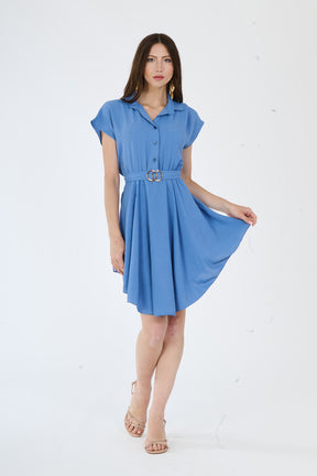 Vestito jeans a camicia con taglio asimmetrico e bottoni in ottone, ideale per un look western e trendy.