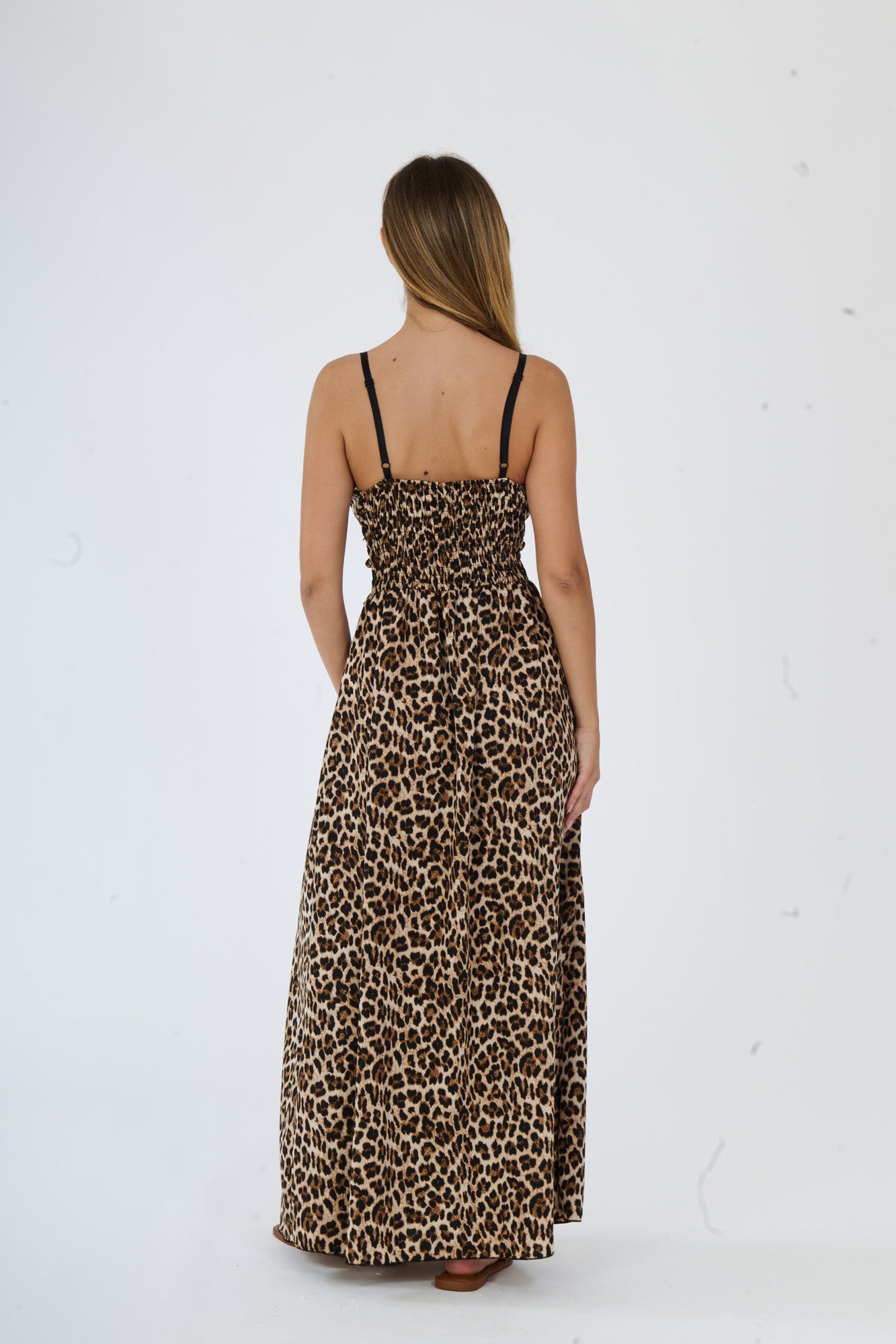 Vestito leopardo elegante con scollo profondo e gonna ampia.