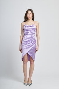 Vestito lilla lucido, scollo cowl neck, apertura laterale, per eventi romantici