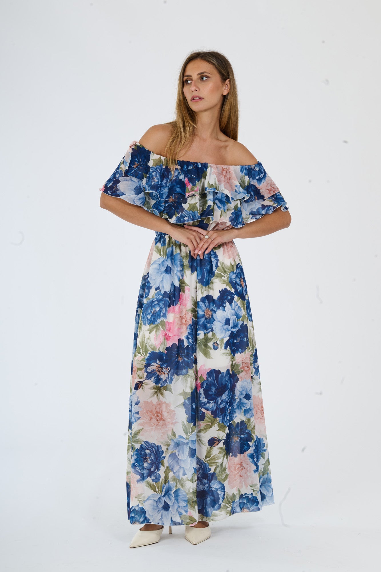 Vestito navy a fiori con taglio a bardot e gonna fluida, ideale per eventi all’aperto e serate sofisticate.