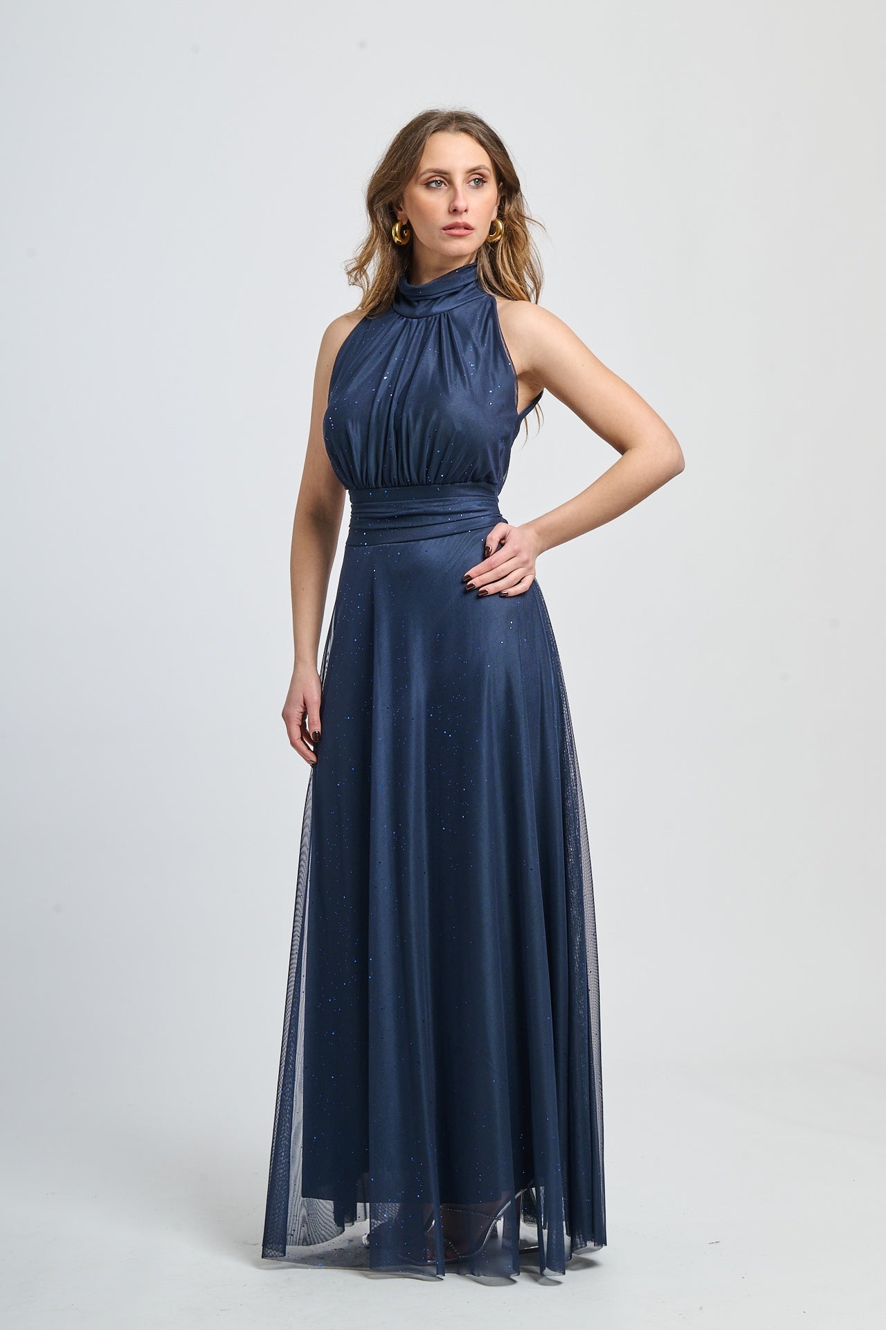 Vestito navy con puzzo e frange laterali lunghe, aspetto sofisticato per eventi.