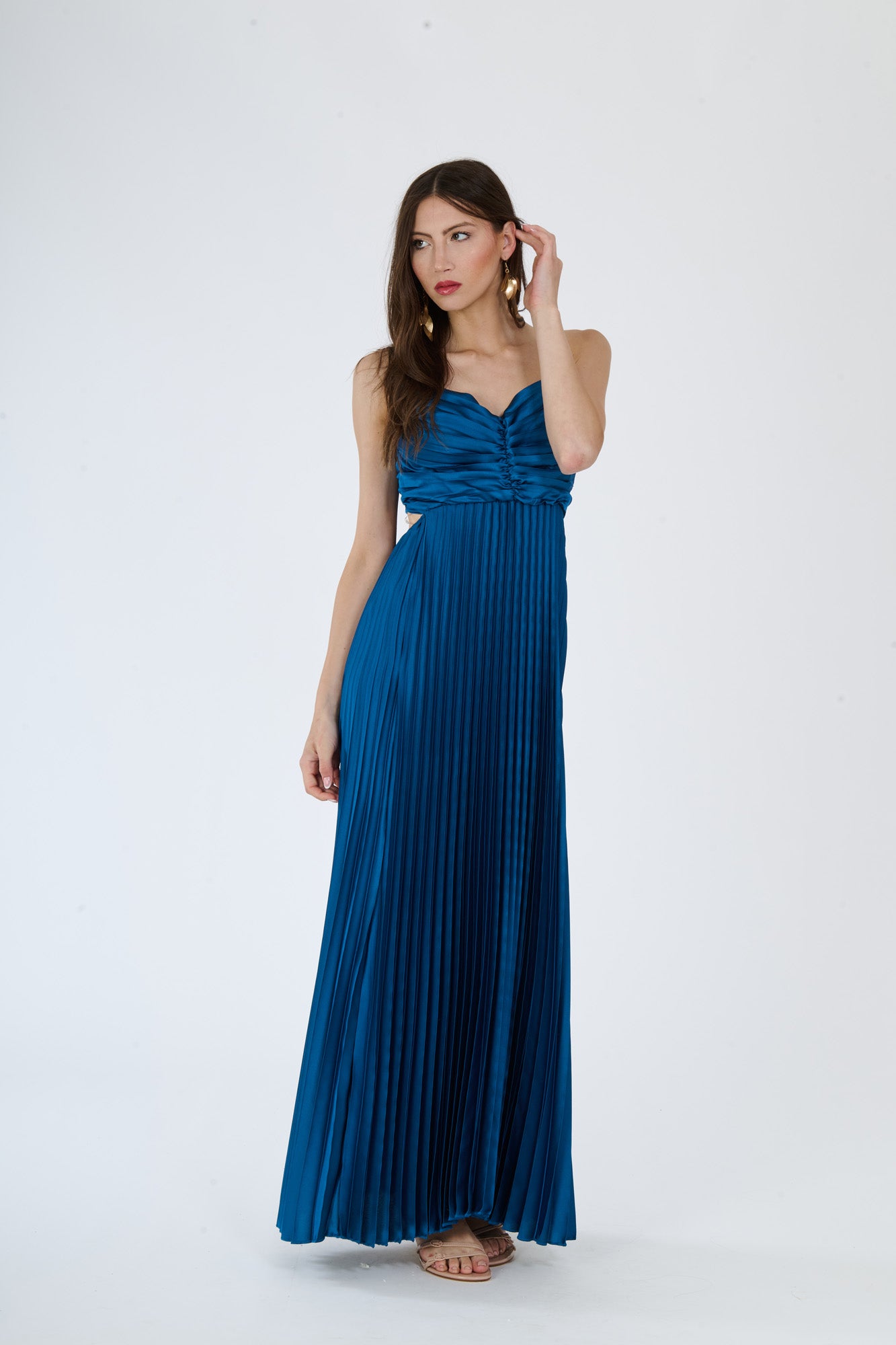 Vestito navy plissé con silhouette aderente e gonna fluida, ideale per eventi formali e serate sofisticate.