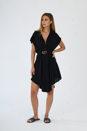 Vestito nero a camicia con taglio asimmetrico e bottoni lucidi, ideale per un look glamour ed elegante.