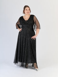 Vestito nero elegante, in tulle, con maniche chiffon e vita snodata, un must - have nero.