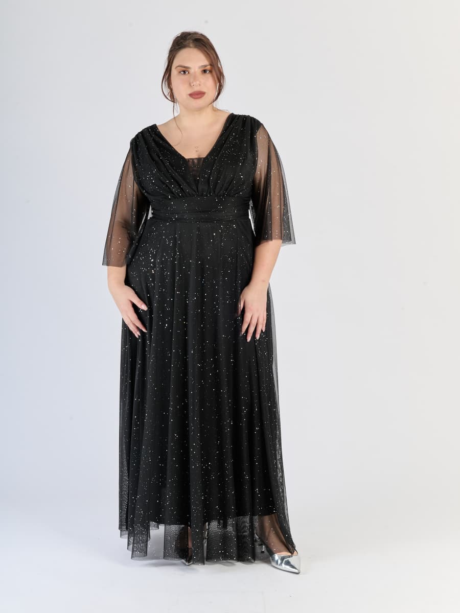 Vestito nero fluido in tulle, fascia sulla vita e maniche semi - trasparenti, classico e affascinante.