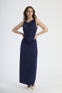 Vestito nero in tessuto jersey, taglio aderente e senza maniche, adatto a ogni occasione formale.