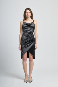 Vestito nero lucido, scollo cowl neck, apertura laterale, per serate notturne