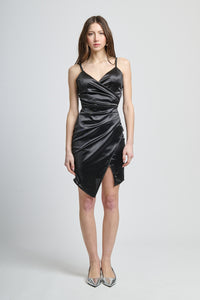 Vestito nero lucido, ruches decorativa, apertura laterale, stile iconico