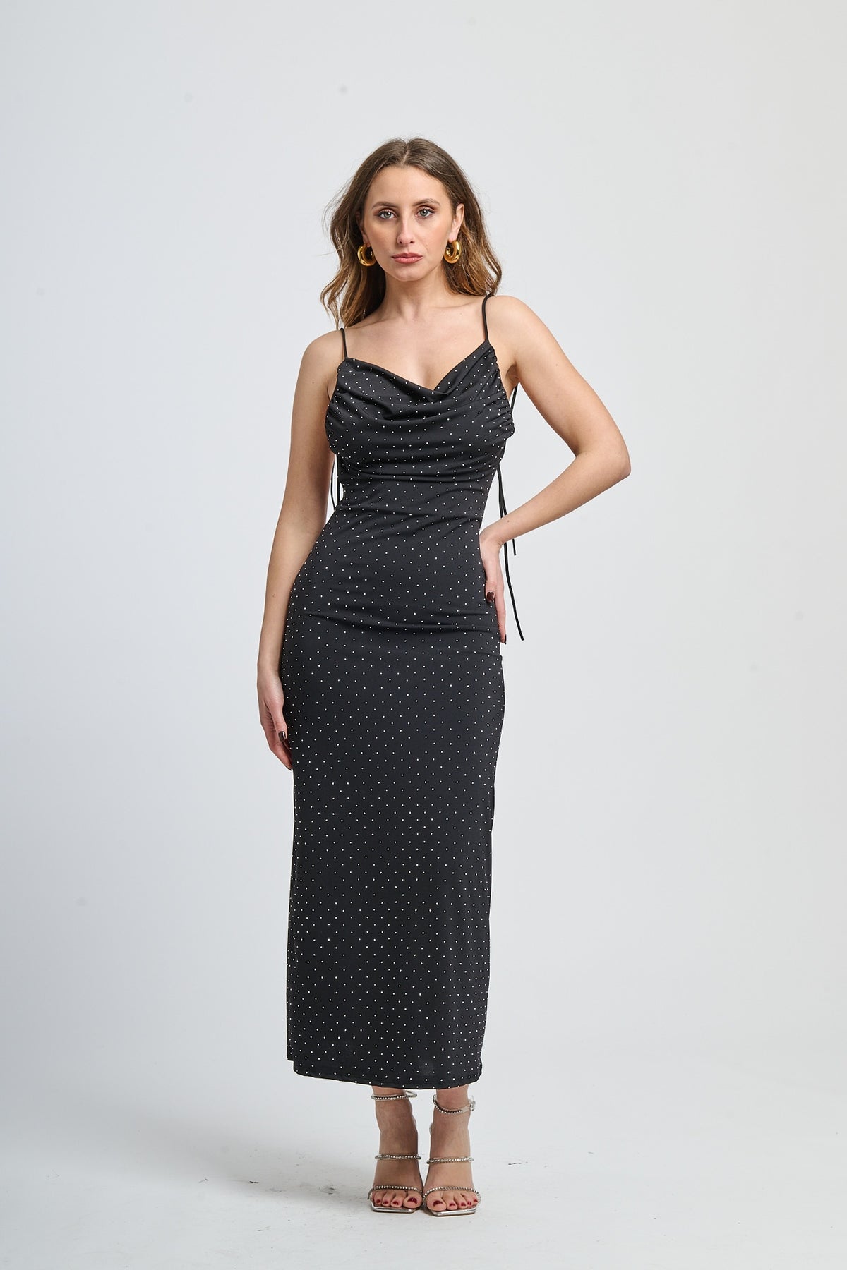 Vestito nero lungo, con maniche lunghe e collo a torta, elegante e sofisticato.