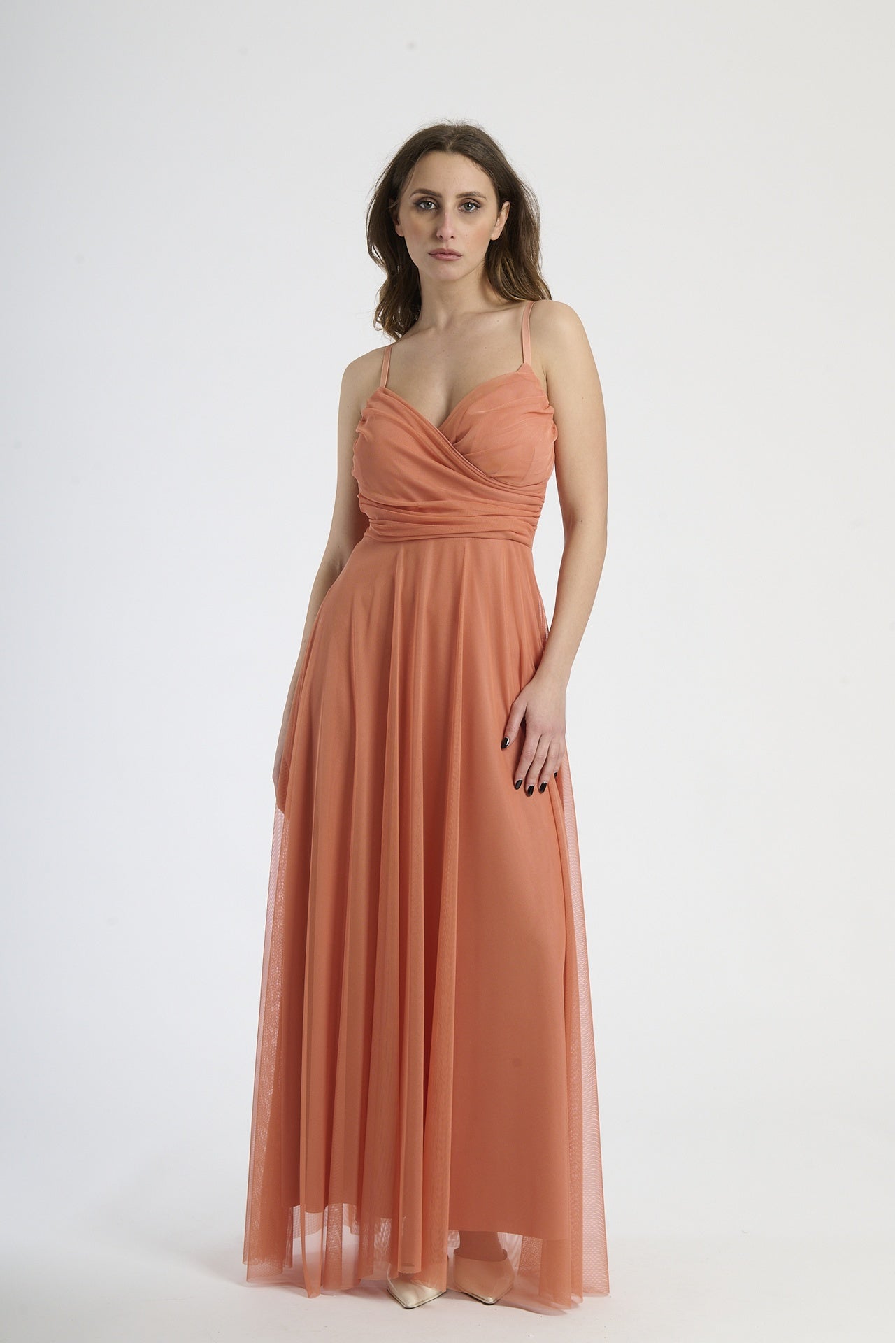 Vestito pesca in tulle, spalline sottili, colore tenero