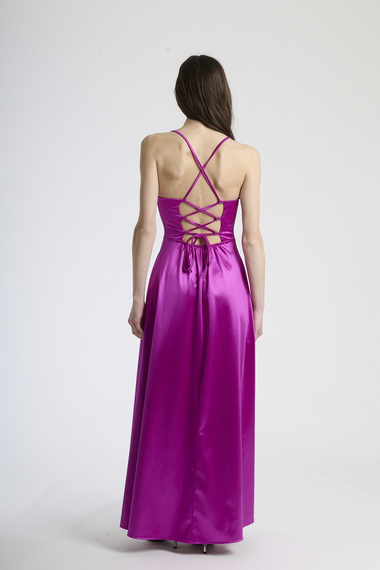 Vestito romantico ciliegio, taglio maxi con dettagli drappati e apertura sul fianco, perfetto per serate romantiche.