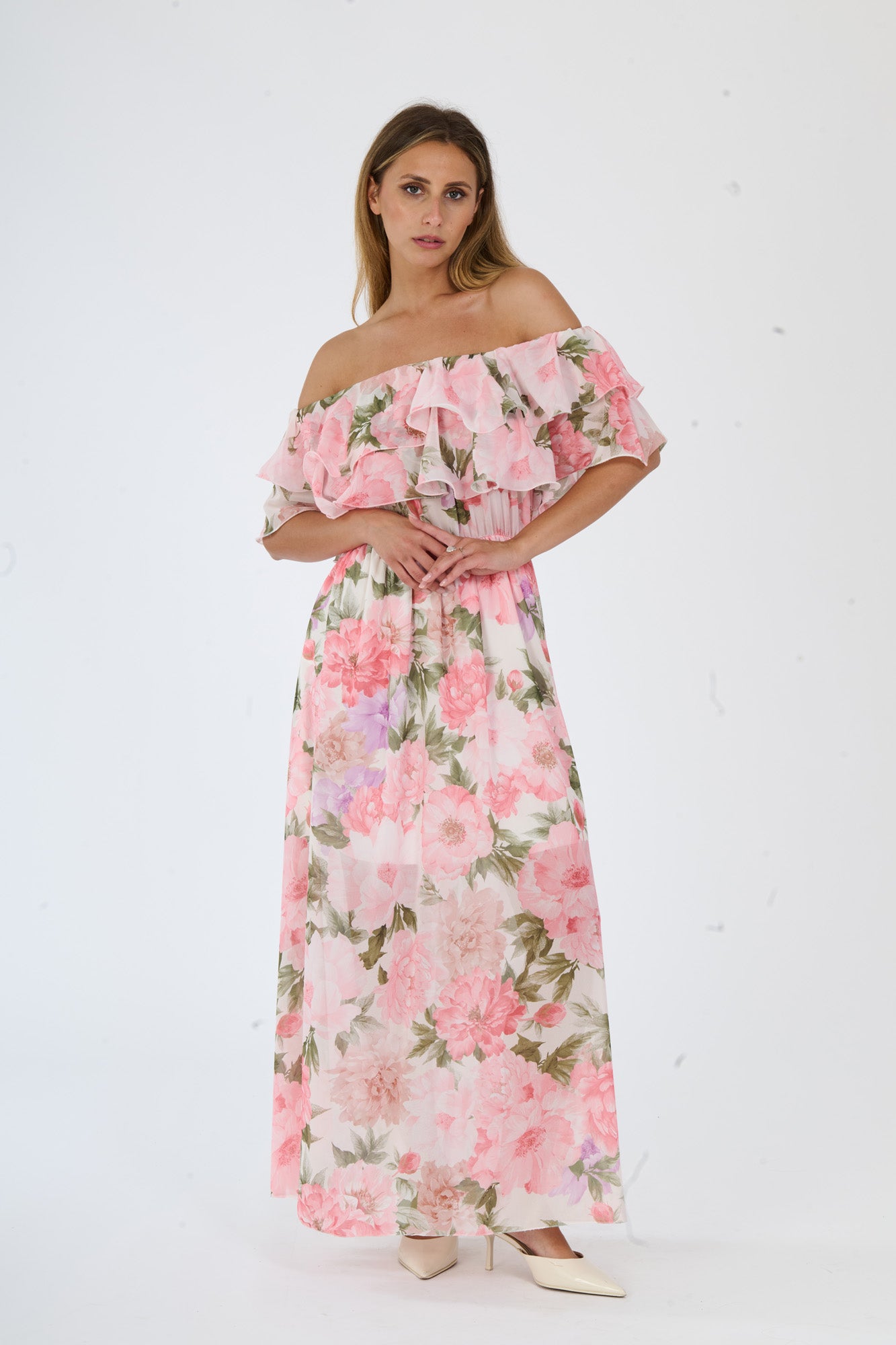 Vestito rosa a fiori con taglio a bardot e gonna fluida, ideale per eventi all’aperto e serate romantiche.