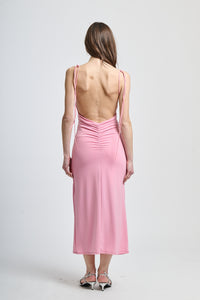 Vestito rosa a scollatura a V e maniche a piumino, per un look sexy e moderno.