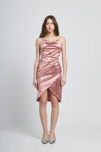 Vestito rosa antico lucido, scollo cowl neck, apertura laterale, per eventi lussuosi