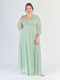 Vestito salvia elegante, in tulle, con maniche chiffon e vita snodata, un’operaverde rinfrescante.