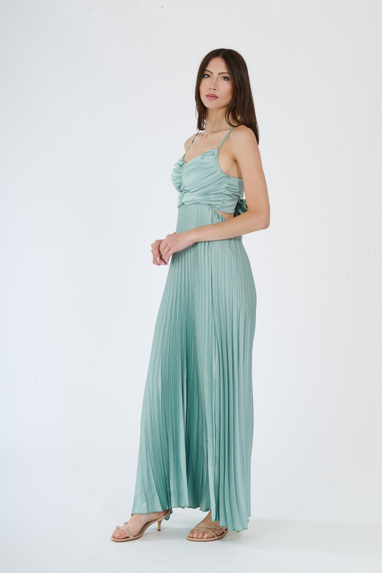 Vestito salvia plissé con silhouette avvolgente e gonna fluida, ideale per eventi all’aperto e serate estive.