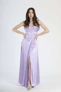 Vestito sognante lilla, taglio maxi con dettagli drappati e apertura sul fianco, perfetto per serate speciali.